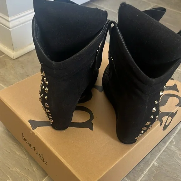 Beau and Ashe Black Studded Wedges - Picture 3 of 3